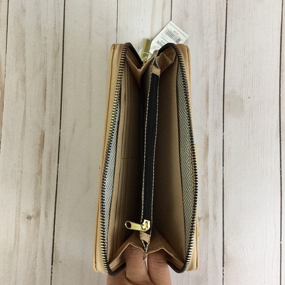 Time and Tru Tan Victoria DeDe Wallet NWT - Picture 3 of 4